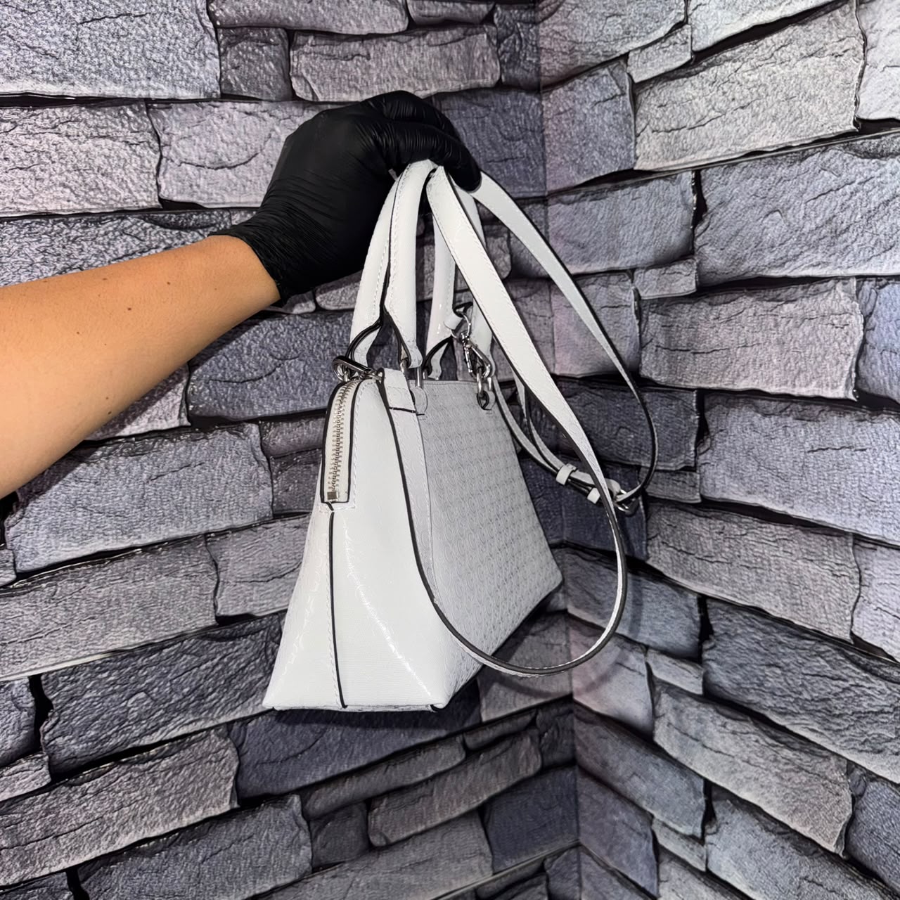 Cartera Guess Blanca con Monograma